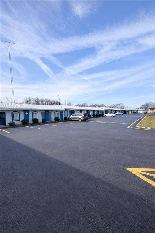 A comfortable Tennessee Motel room